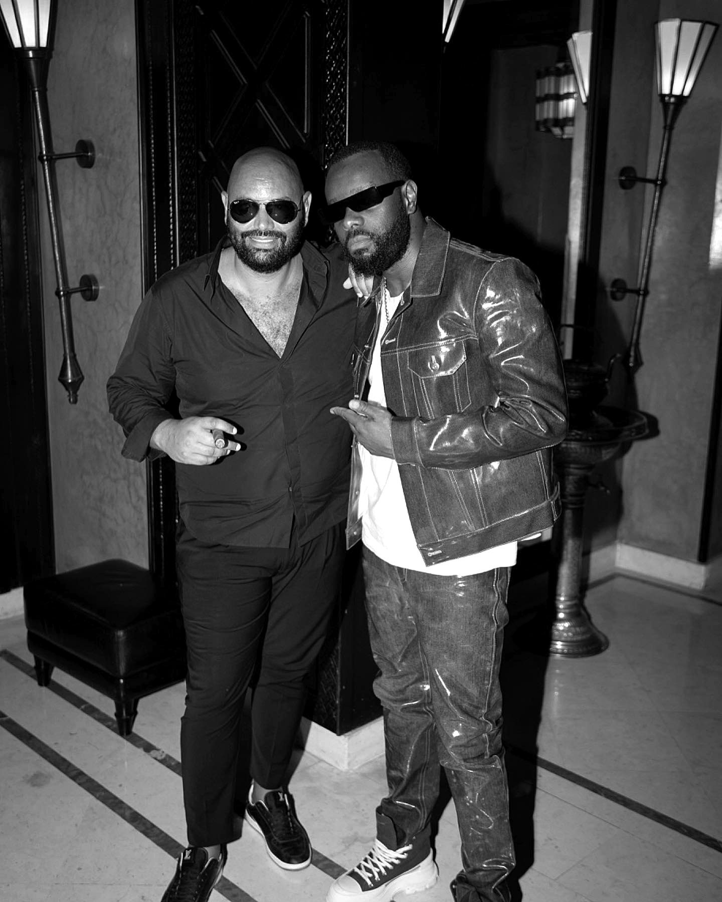 Fouad Ben Kouider posant avec un artiste