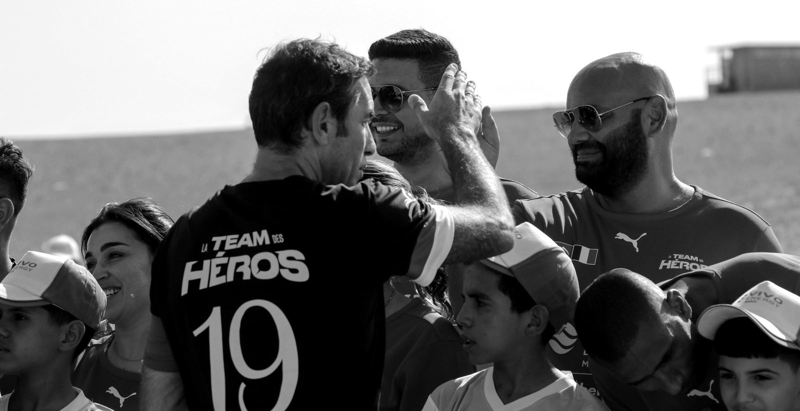 Joueur en maillot numéro 19 entouré d’enfants, Agafay Football