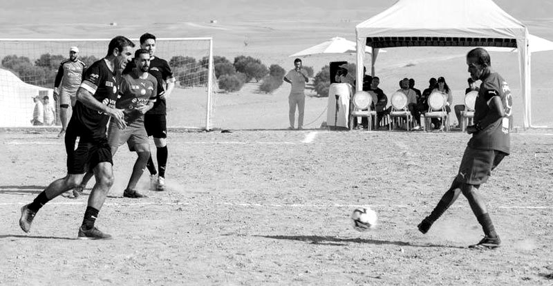 Match de football sur un terrain tracé dans le désert d’Agafay
