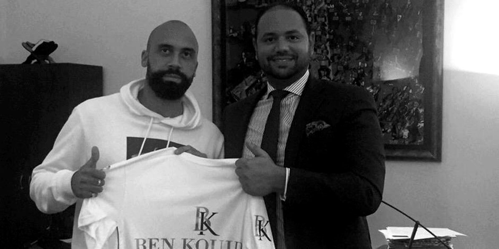 Remise d’un maillot Ben Kouider Group à un joueur