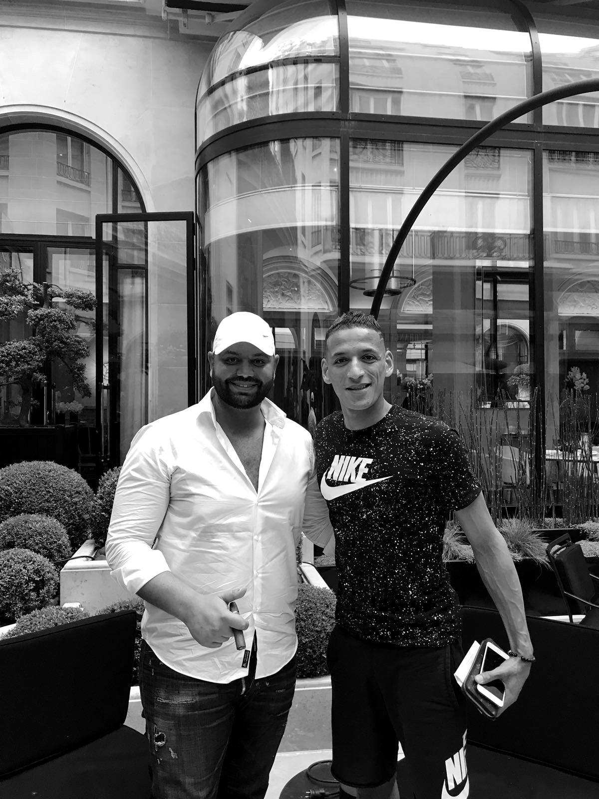 Fouad Ben Kouider posant avec un joueur devant un hôtel